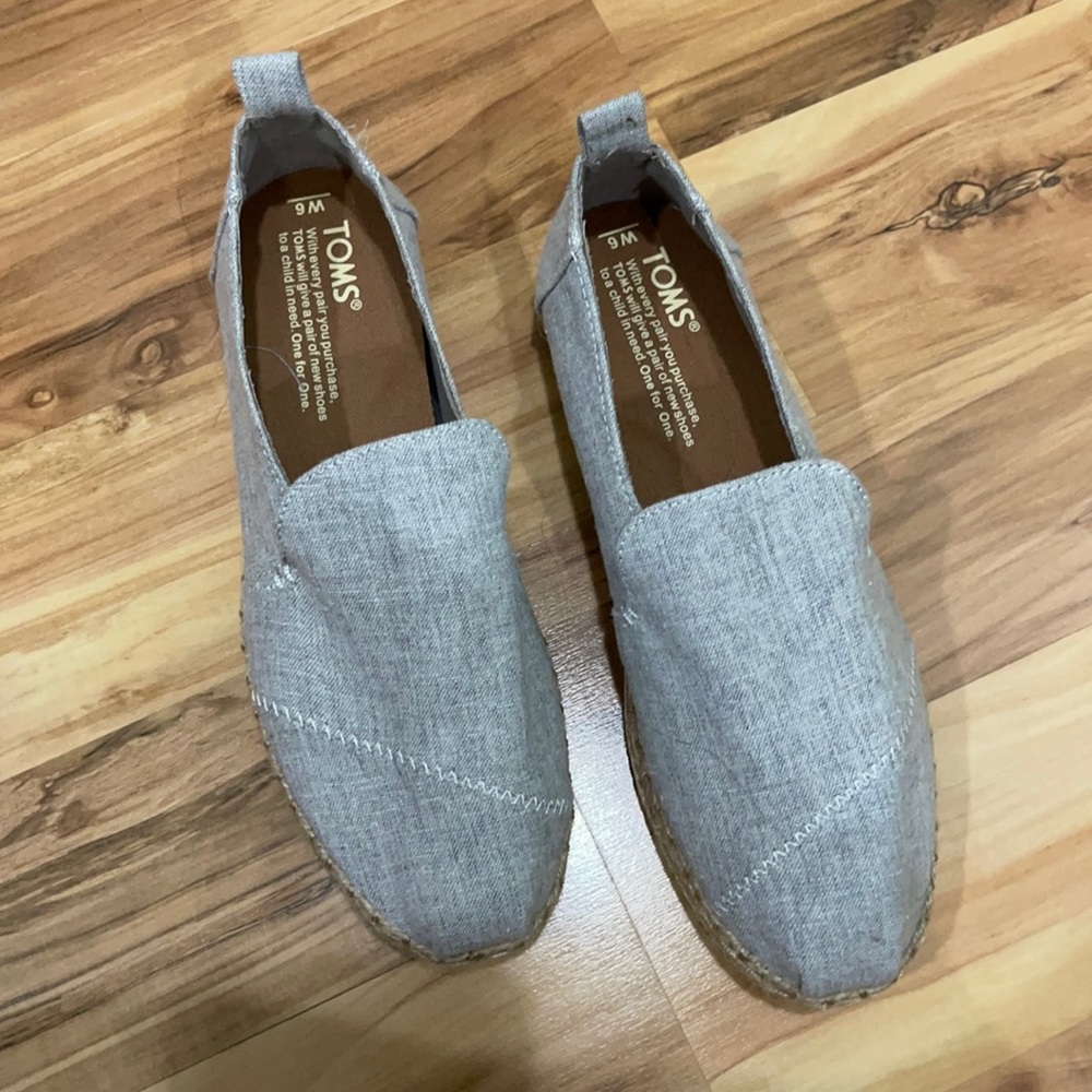 NWOT Toms Shoes